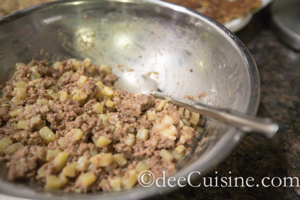 Torta: Mix eggs, cornstarch and meat mixture together.