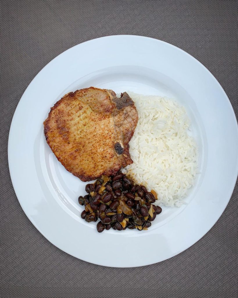 Chuletas con arroz con habichuelas