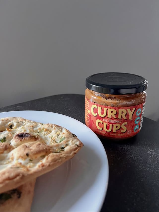 CurryCups with garlic naan